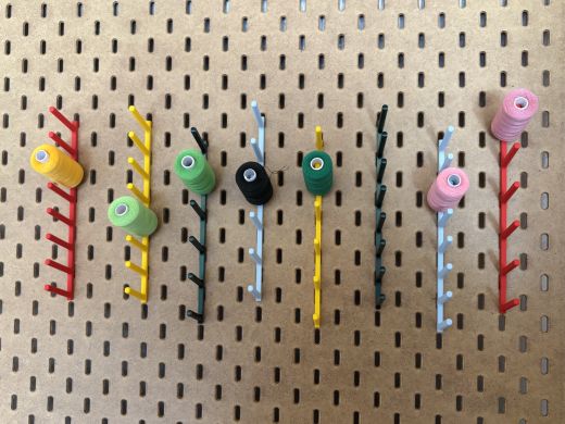 Lagerung von 8 Nähgarnspulen