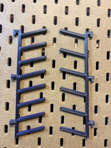 Halterung für 8 Garnspulen, passend zur Ikea SKADIS Lochplatte. Zeigt die stabile Konstruktion, die acht Spulenaufnahmen und die saubere 3D‑Druckoberfläche.