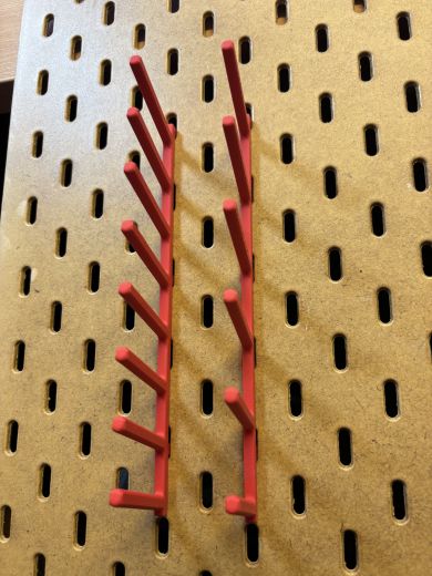 Robuste Halterung für 8 Garnspulen zur Nutzung in der Ikea SKADIS Lochplatte. Detailreiche Ansicht der Aufnahmen und der glatten Druckoberfläche.