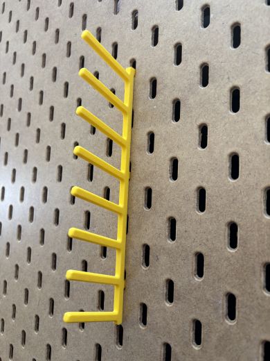 Halterung für 8 Garnspulen, passend zur Ikea SKADIS Lochplatte. Zeigt die stabile Konstruktion, die acht Spulenaufnahmen und die saubere 3D‑Druckoberfläche.