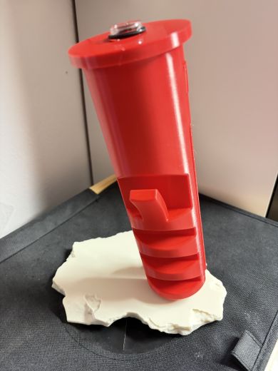 Symbolischer „Dübel“ mit integrierter Mini‑Vase