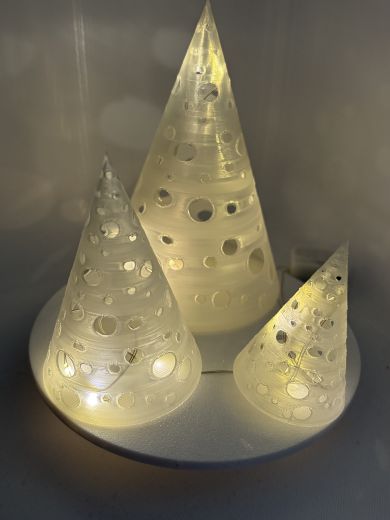Dreierset „Spitze Weihnachtsbäume“ – LED‑beleuchtbar Dreierset „Spitze Weihnachtsbäume“ – LED‑beleuchtbar
