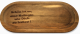 Das Bild zeigt einen elegant gravierten Holz‑Tassenuntersetzer auf einem Holztablett. Die Gravur „Schön ist es, eine Kollegin wie Dich zu haben!“ ist klar und sauber ausgearbeitet. Daneben steht eine weiße Keramiktasse – dekorativ platziert, jedoch nicht