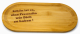 Das Bild zeigt einen elegant gravierten Holz‑Tassenuntersetzer auf einem hellen Tablett. Die Gravur „Schön ist es, eine Freundin wie Dich zu haben!“ ist klar und sauber ausgearbeitet. Daneben steht eine weiße Keramiktasse – dekorativ platziert, jedoch nic