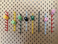 Lagerung von 8 Nähgarnspulen