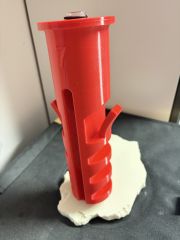 Symbolischer „Dübel“ mit integrierter Mini‑Vase