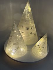 Dreierset „Spitze Weihnachtsbäume“ – LED‑beleuchtbar